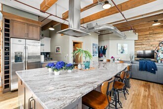 215 W Maple St in Milwaukee, WI - Foto de edificio - Building Photo