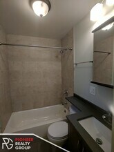 429 W Roscoe St, Unit 425-401 in Chicago, IL - Building Photo - Building Photo