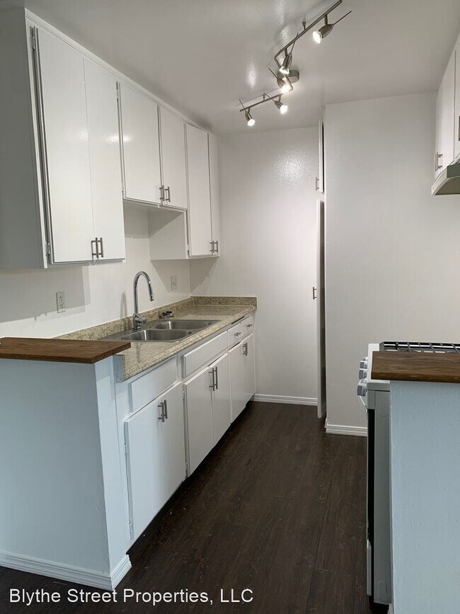 16565 Vanowen St in Los Angeles, CA - Building Photo - Building Photo