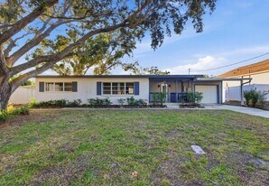 7198 121st Way N in Seminole, FL - Building Photo