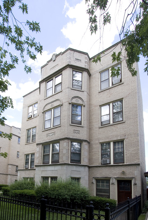 7443 N Claremont Ave in Chicago, IL - Building Photo