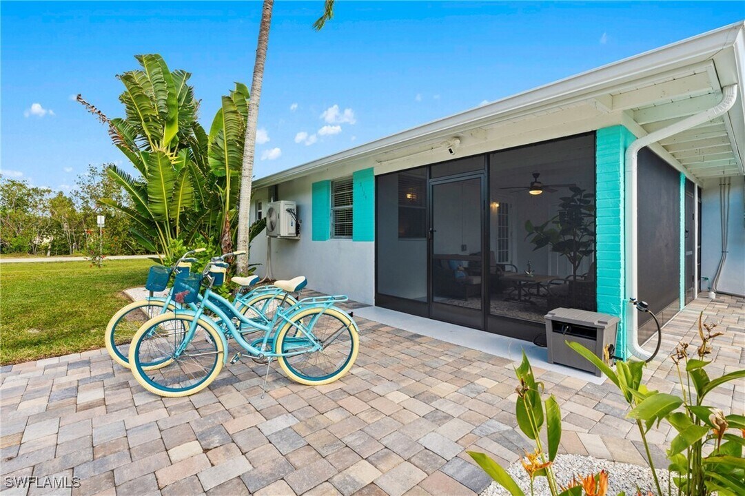 2134 Palm St in Naples, FL - Building Photo