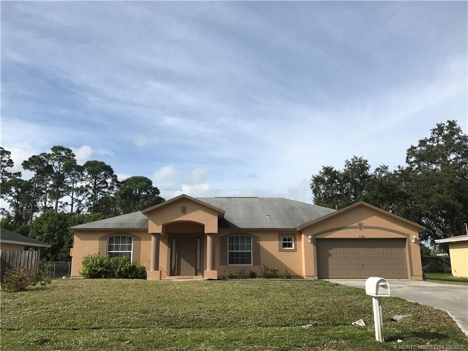 1180 SE Ladner St in Port St. Lucie, FL - Building Photo