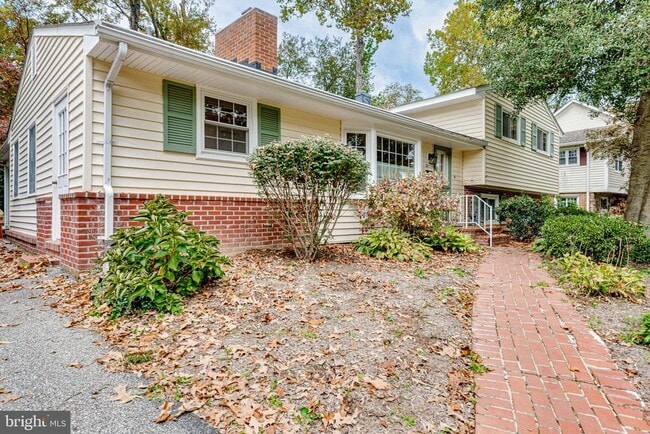 318 Hollyberry Rd