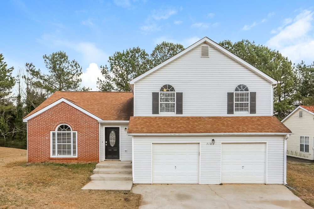 7180 Oakwood Cir in Rex, GA - Building Photo