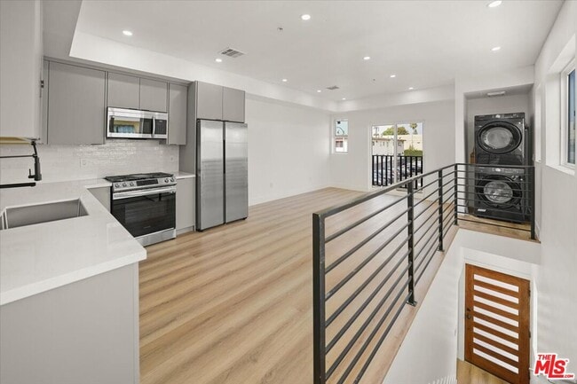 property at 910 N Hudson Ave