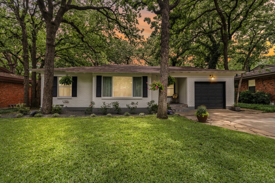 1404 Bluebonnet Trail in Arlington, TX - Building Photo