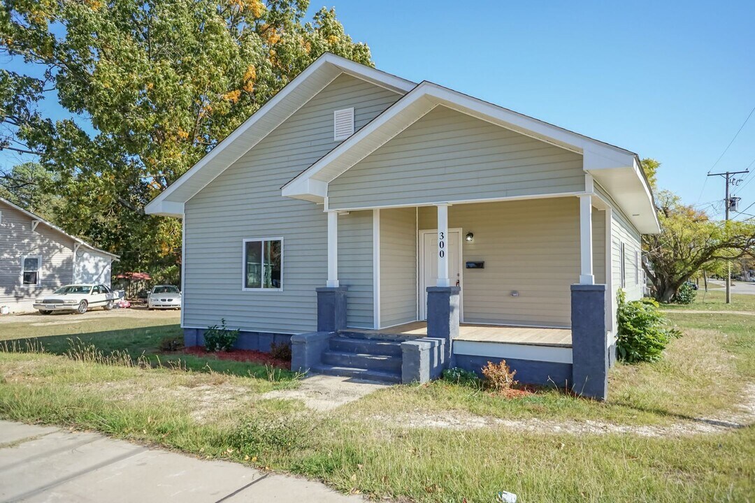 300 N Clinton Ave in Dunn, NC - Building Photo