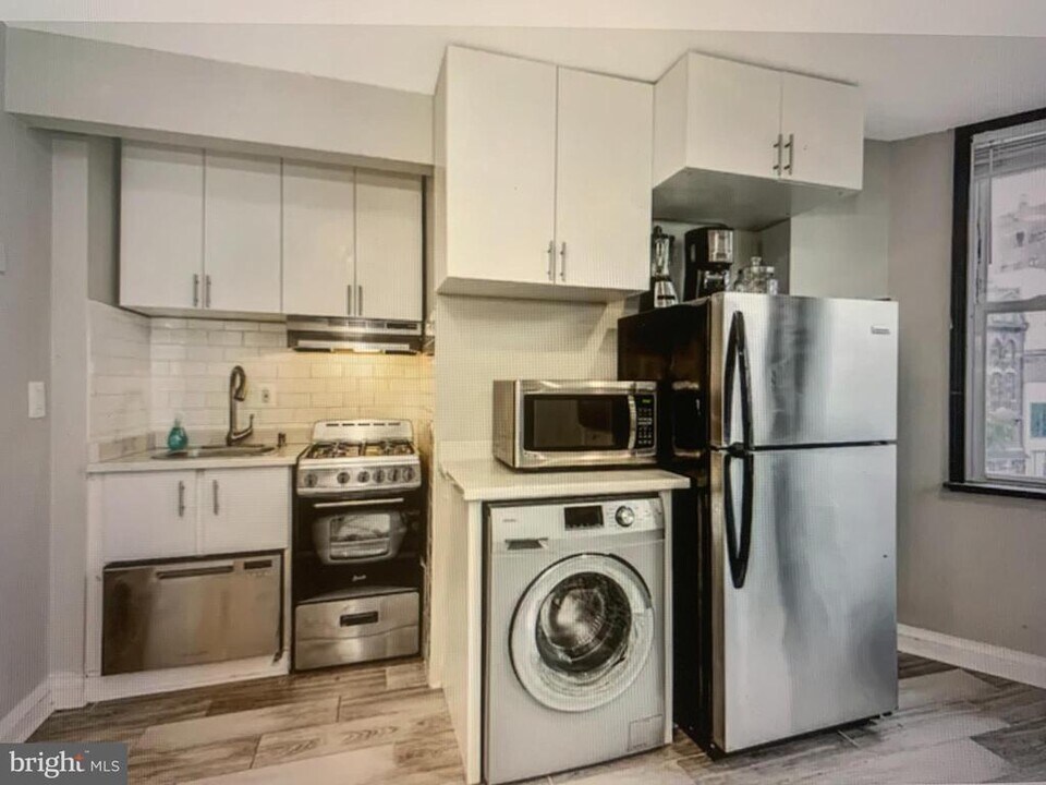 2135 Walnut St in Philadelphia, PA - Building Photo