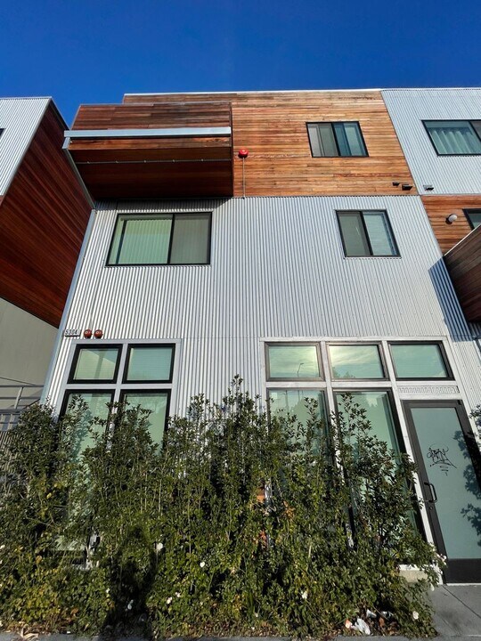 5304 San Pablo Ave in Oakland, CA - Building Photo