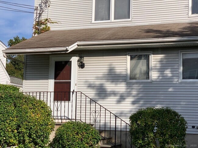 44 Euclid Ave in Stamford, CT - Foto de edificio - Building Photo