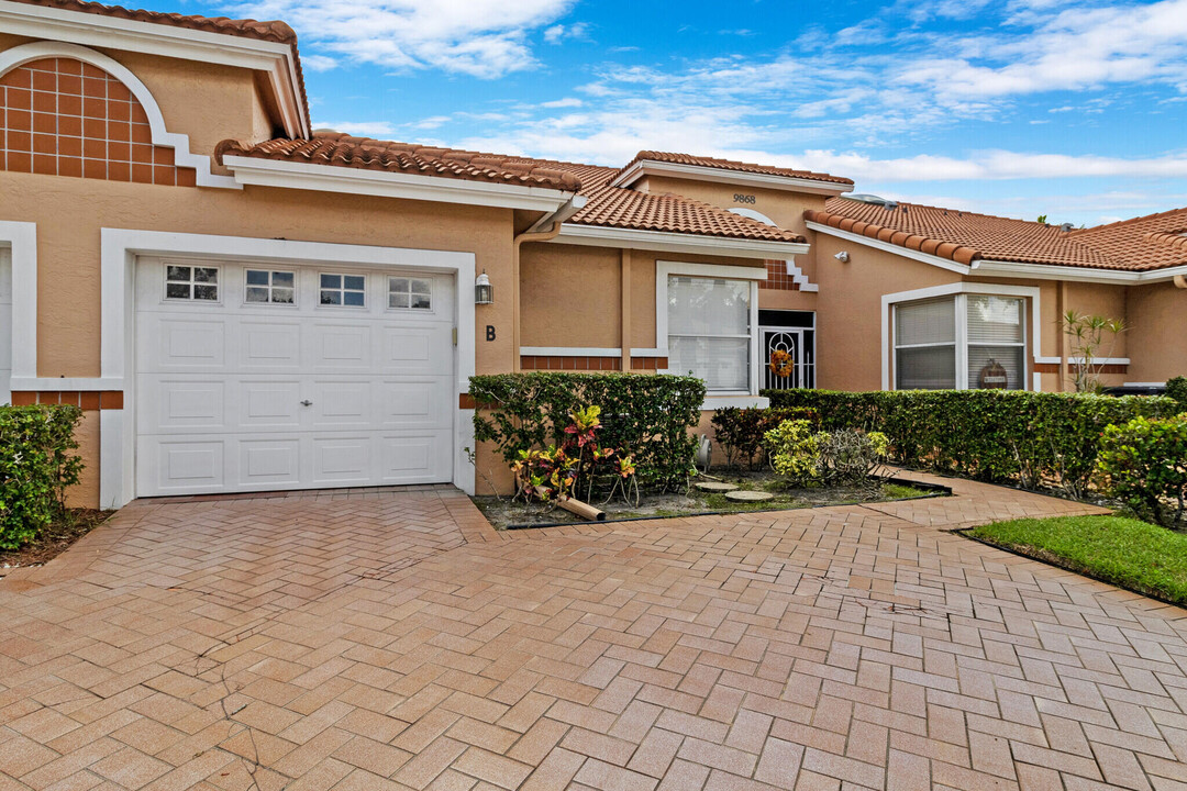 9868 Summerbrook Terrace in Boynton Beach, FL - Foto de edificio