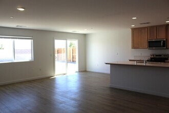 820 Beaconsfield Ct in Bakersfield, CA - Building Photo - Building Photo
