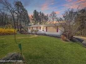308 Hemlock Ln in Stroudsburg, PA - Building Photo