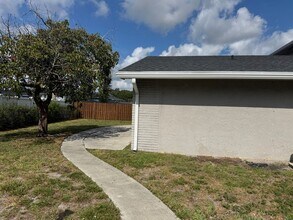 207 E Tiffany Dr in West Palm Beach, FL - Building Photo - Building Photo