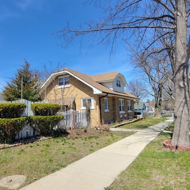 144 E Pomeroy St in West Chicago, IL - Building Photo - Building Photo