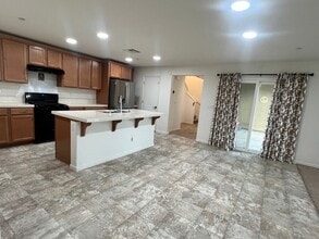 1435 W Woodward Ave, Unit 4 in Manteca, CA - Building Photo - Building Photo