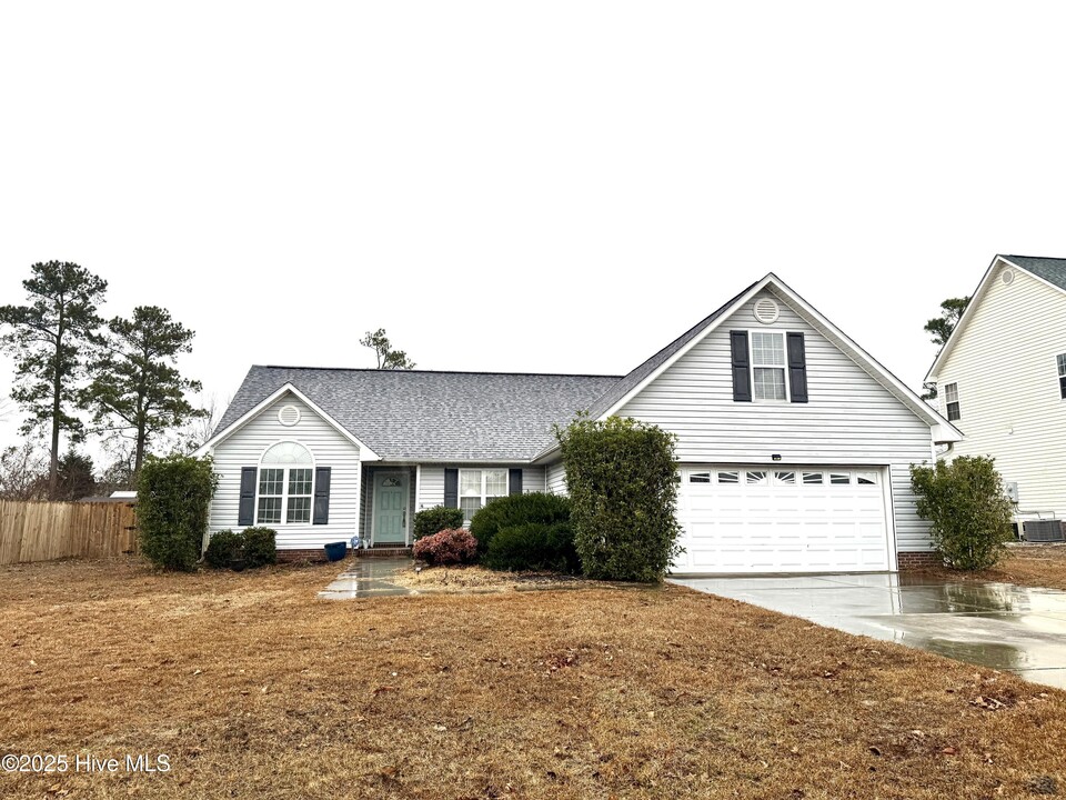 103 Harvest Moon Dr in Richlands, NC - Building Photo