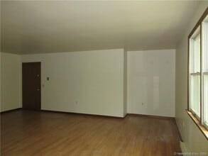 472 Cow Hill Rd in Groton, CT - Building Photo - Building Photo