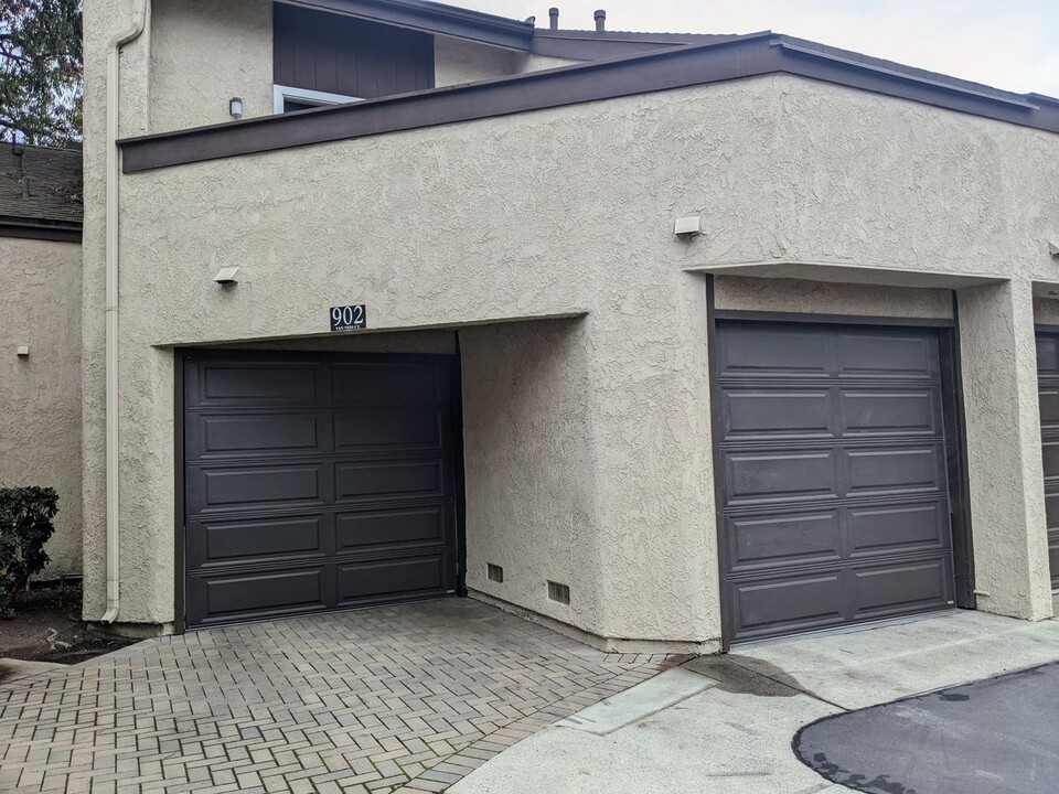 902 Van Ness Ct in Costa Mesa, CA - Foto de edificio