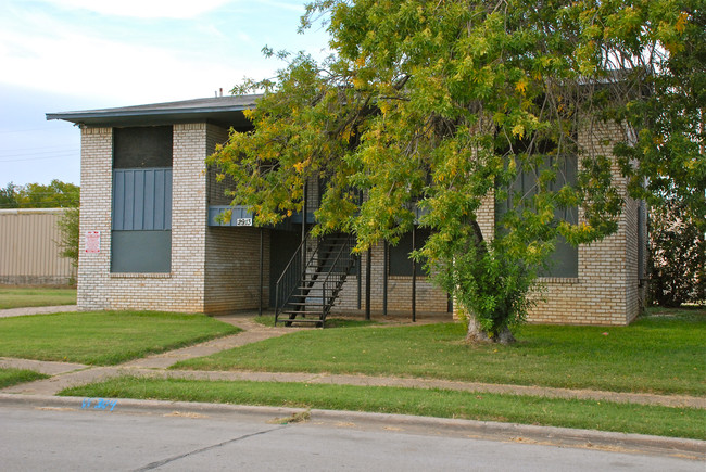 2913 Tudor Ln in Irving, TX - Building Photo - Building Photo