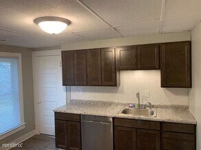 814 Broadway Ave NW in Grand Rapids, MI - Building Photo - Building Photo