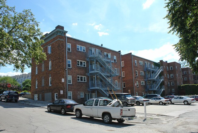 3702 Dodge St in Omaha, NE - Foto de edificio - Building Photo