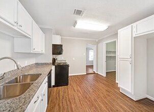 1411 Pleasantville Dr in Houston, TX - Building Photo - Building Photo