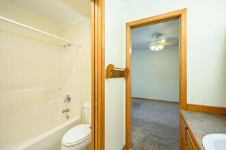 1411 NE Logan St in McMinnville, OR - Building Photo - Building Photo