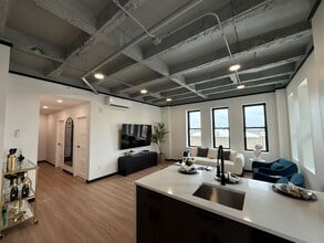 28 N Saginaw St in Pontiac, MI - Building Photo - Building Photo