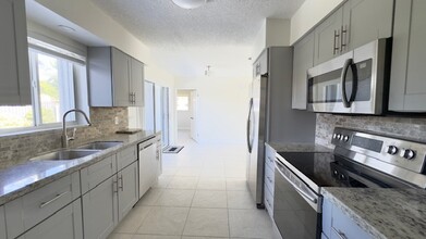 2759 NE 32nd St, Unit 2759 in Fort Lauderdale, FL - Building Photo - Building Photo