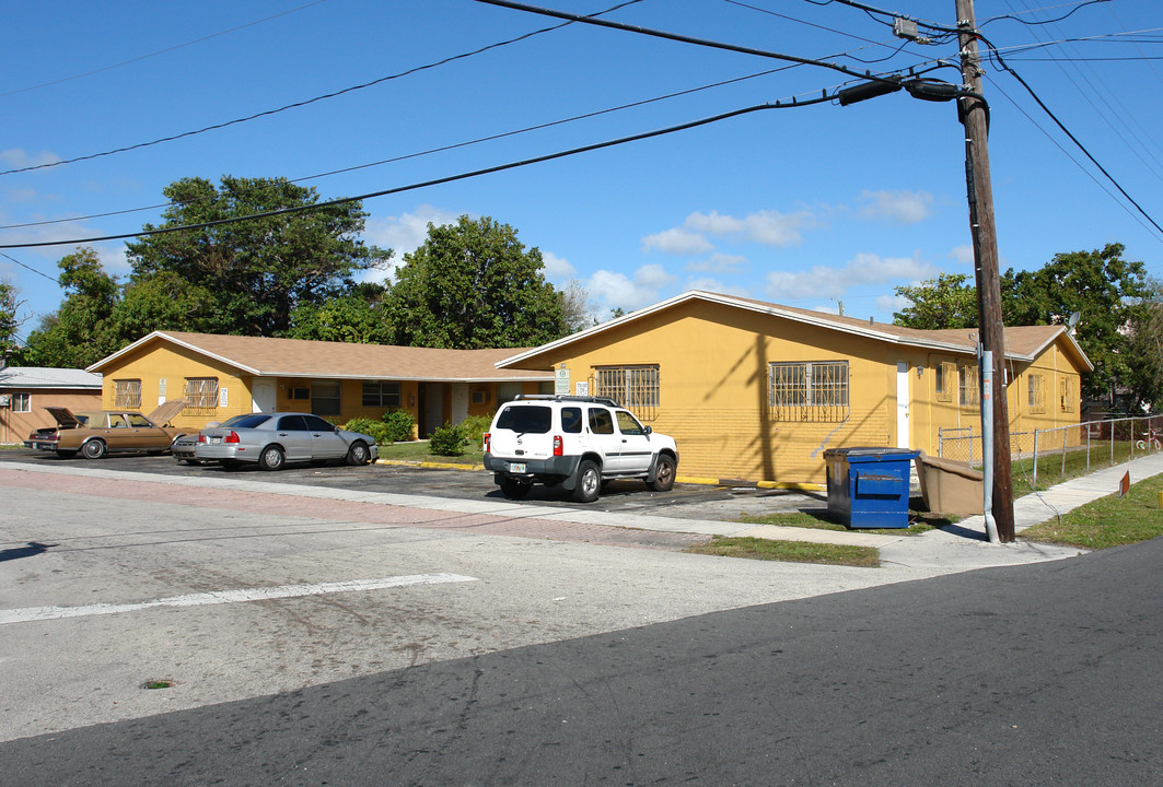 506 W 3rd St in Dania Beach, FL - Building Photo