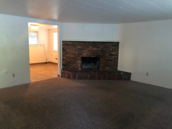 450 NW Larry St, Unit Lower in Pullman, WA - Foto de edificio - Building Photo