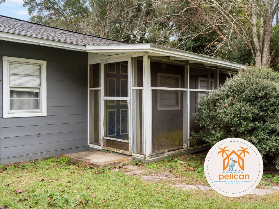 5910 Duchess Rd in Pensacola, FL - Foto de edificio