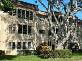 705 Lori Dr in Palm Springs, FL - Building Photo
