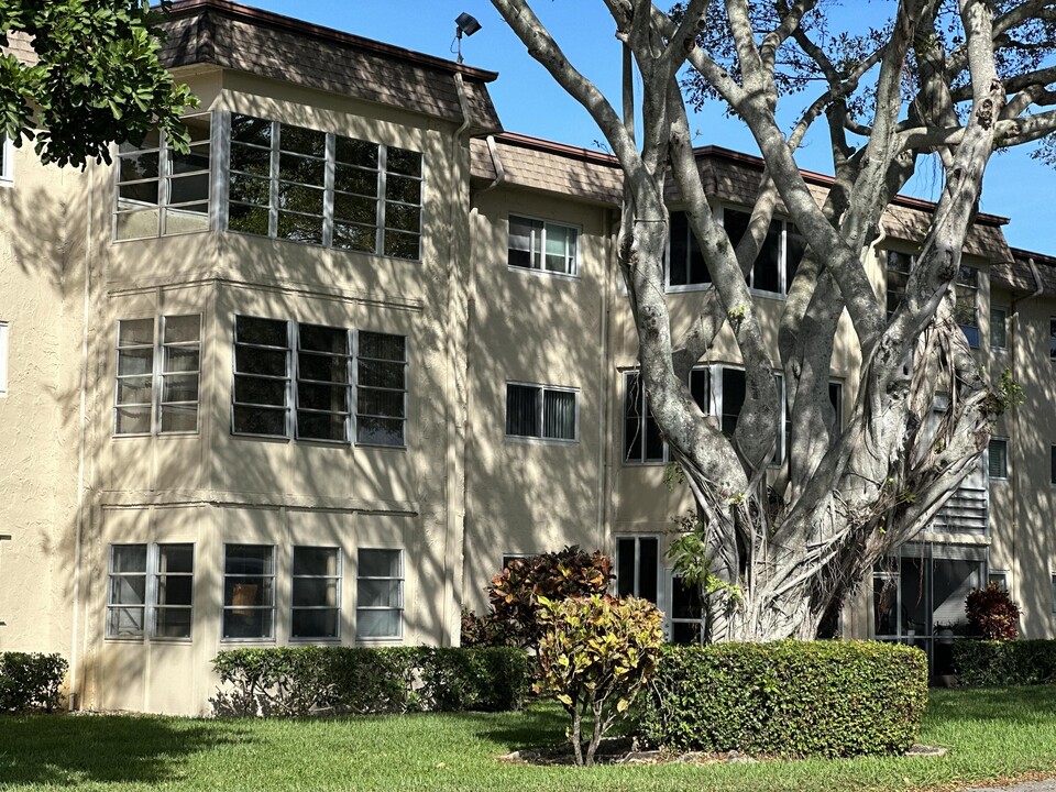 705 Lori Dr in Palm Springs, FL - Building Photo