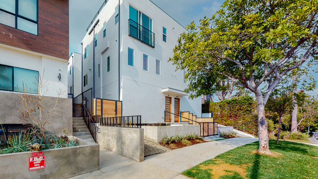 525 N Normandie Ave in Los Angeles, CA - Building Photo - Building Photo