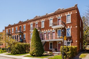 3323 Jean-Brillant St in Montréal, QC - Building Photo
