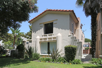 256 N Clark Dr in Beverly Hills, CA - Building Photo - Building Photo