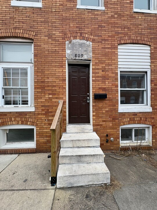 809 N Curley St in Baltimore, MD - Building Photo