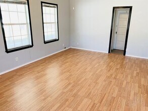 106 N Oak Ave in Luling, TX - Building Photo - Building Photo