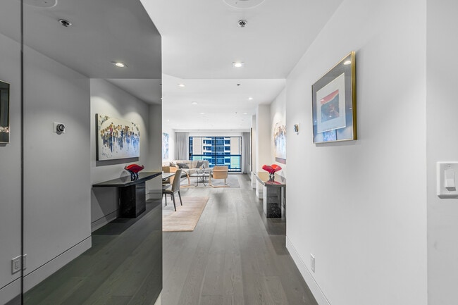10724 Wilshire Blvd, Unit 903 in Los Angeles, CA - Building Photo - Building Photo