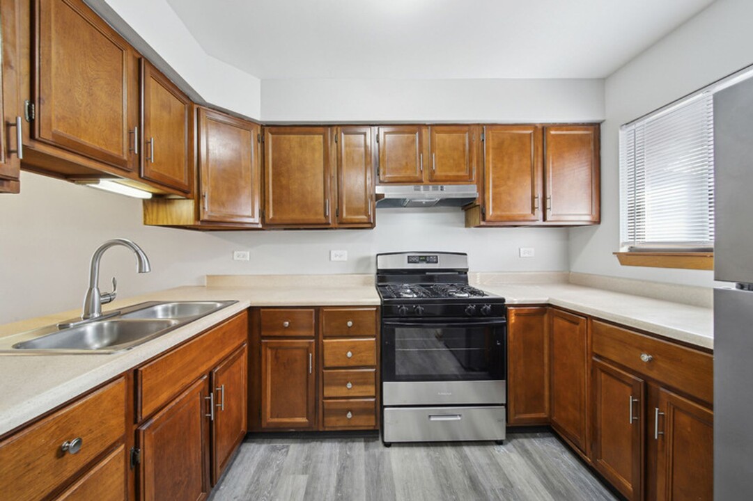 Burbank Manor Apartments in Burbank, IL - Building Photo