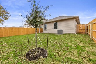 280 Granary Dr in Uhland, TX - Foto de edificio - Building Photo