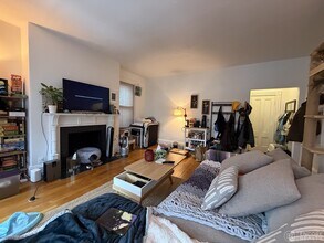 16 Davis Ave, Unit #4 in Brookline, MA - Foto de edificio - Building Photo