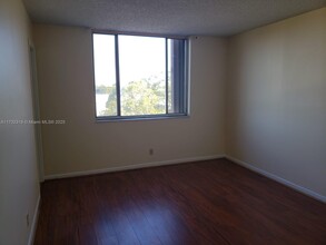 2830 Somerset Dr, Unit 415 in Lauderdale Lakes, FL - Building Photo - Building Photo