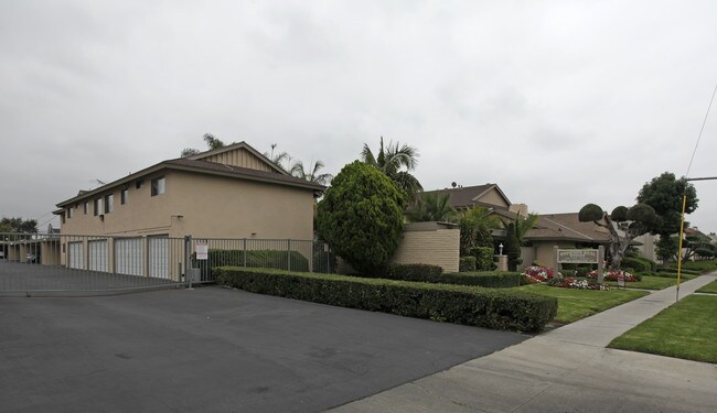 Hacienda Real Apartments in Anaheim, CA - Foto de edificio - Building Photo