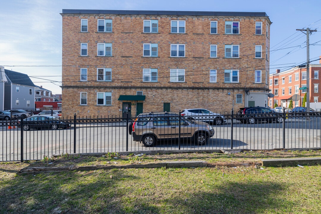 71-73 Newbury St in Lawrence, MA - Foto de edificio