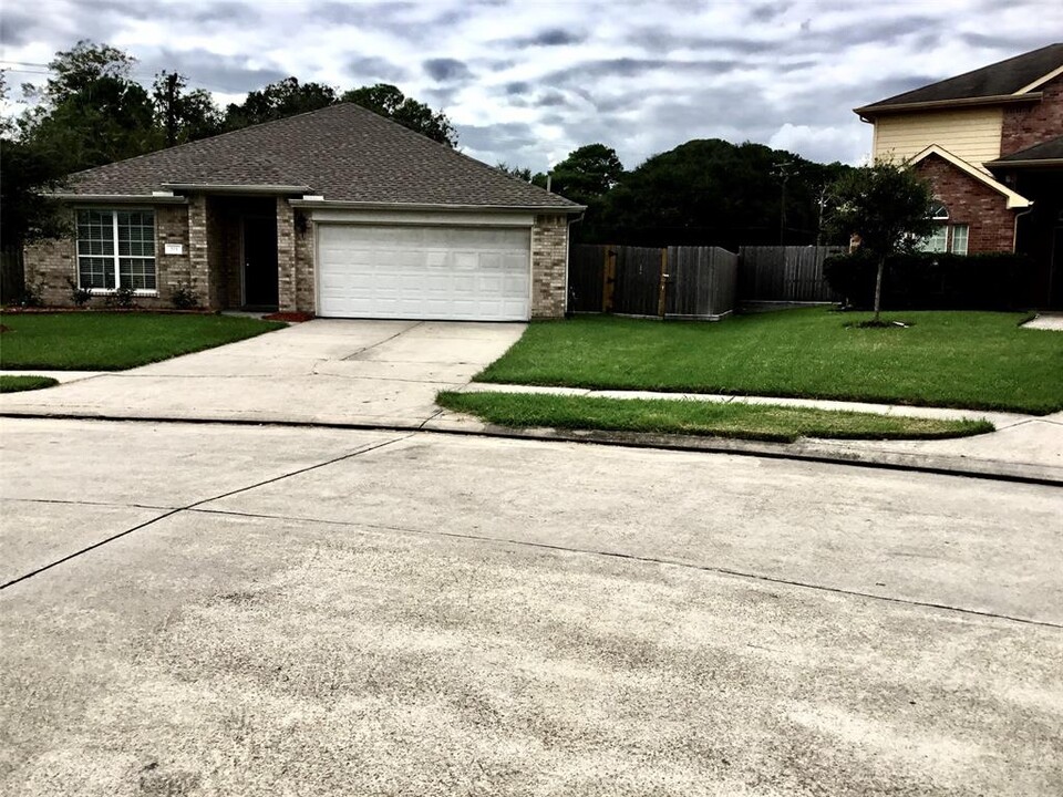 201 Heritage Oaks Dr in Texas City, TX - Building Photo