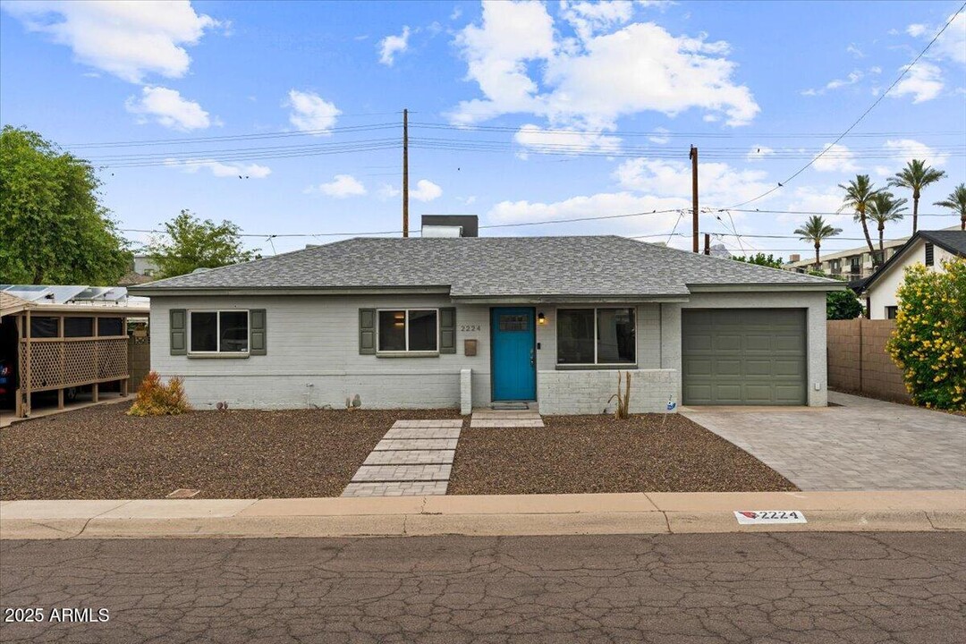 2224 E Sells Dr in Phoenix, AZ - Building Photo